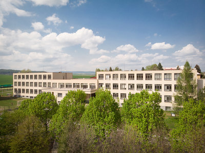 Pohled z dronu - budova školy.