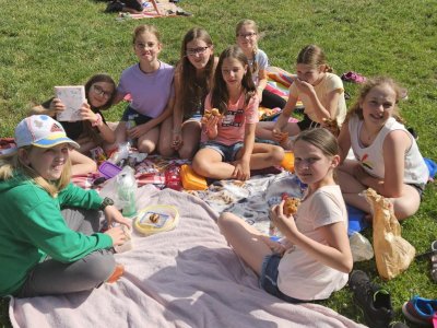 Piknik na zahradě školy