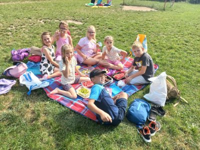 Piknik na školní zahradě.