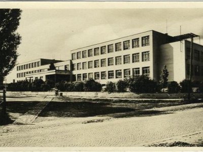 Historická fotografie nové školy.