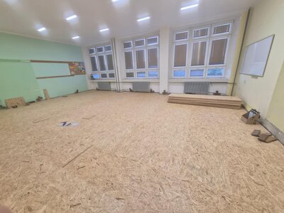Příprava pro instalaci podlahové krytiny a příprava výmalby. 