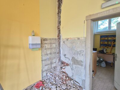 Modernizace vodovodních stoupaček a rozvodů, včetně hygienických koutků v některých třídách 1. stupně. 